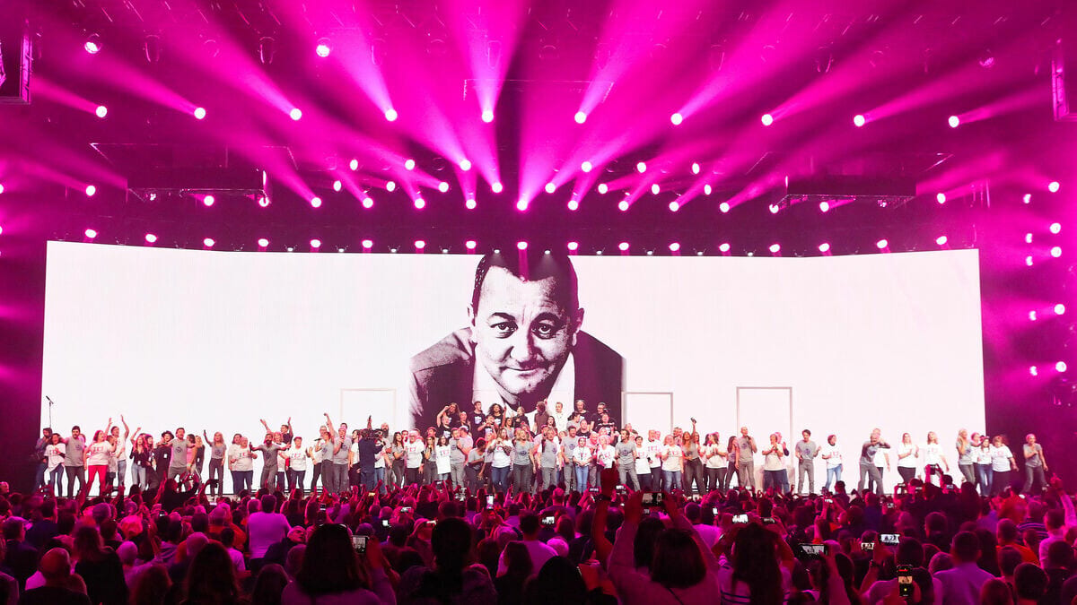 “Enfoirés 2024” Découvrez des extraits “Live” filmés à l’Arkéa Arena de Bordeaux.