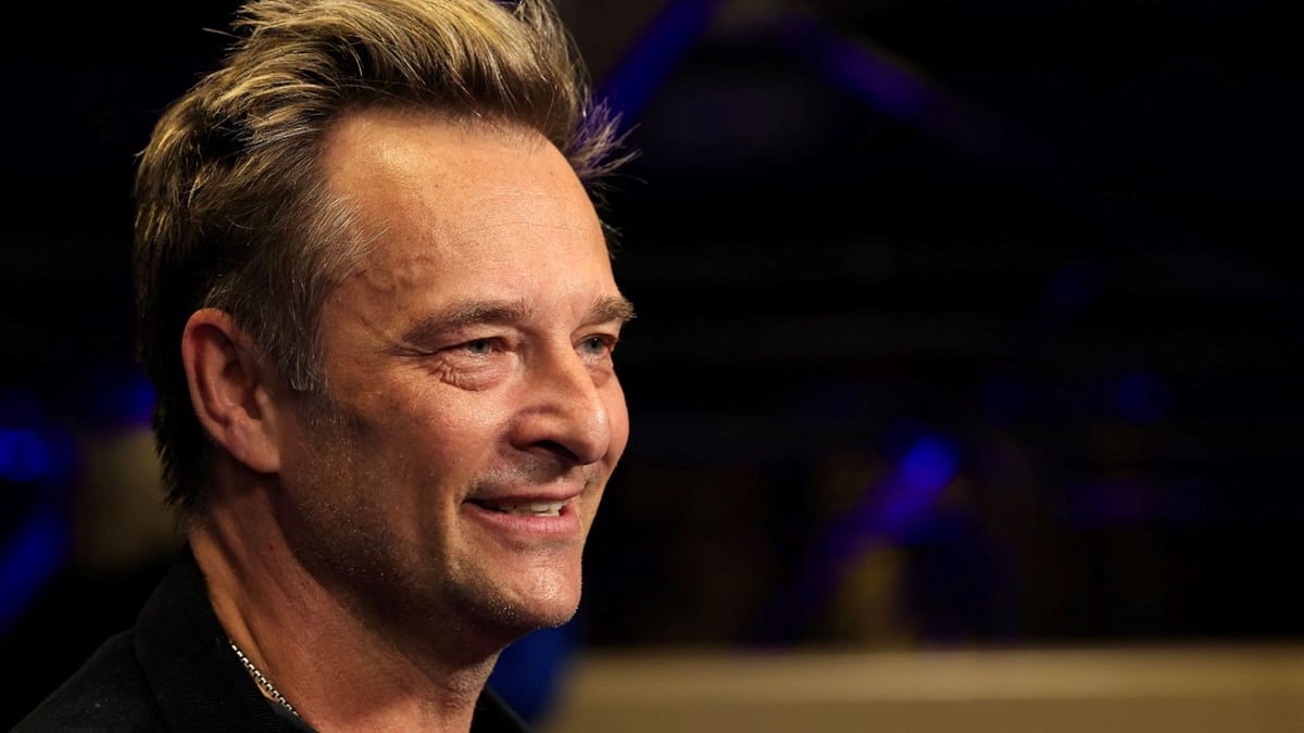 Bon anniversaire à David Hallyday (57 ans). En 2019 il chantait en duo avec Sylvie Vartan “Sang pour sang”