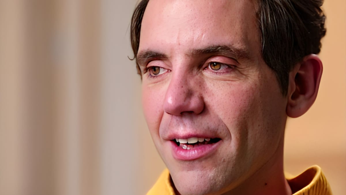 Interview de Mika : En larmes, il évoque sa maman et raconte l’incroyable nuit passée face à son cercueil…