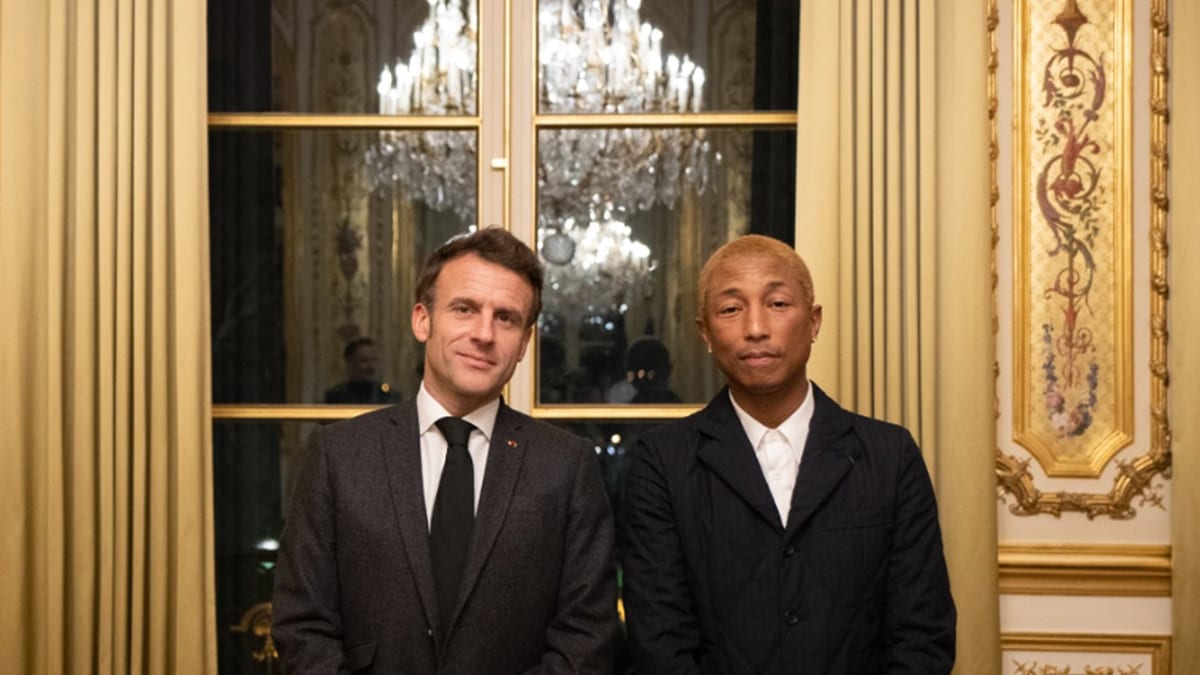 Emmanuel Macron reçoit Pharrell Williams à l’Elysée et poste un tweet pour s’expliquer.