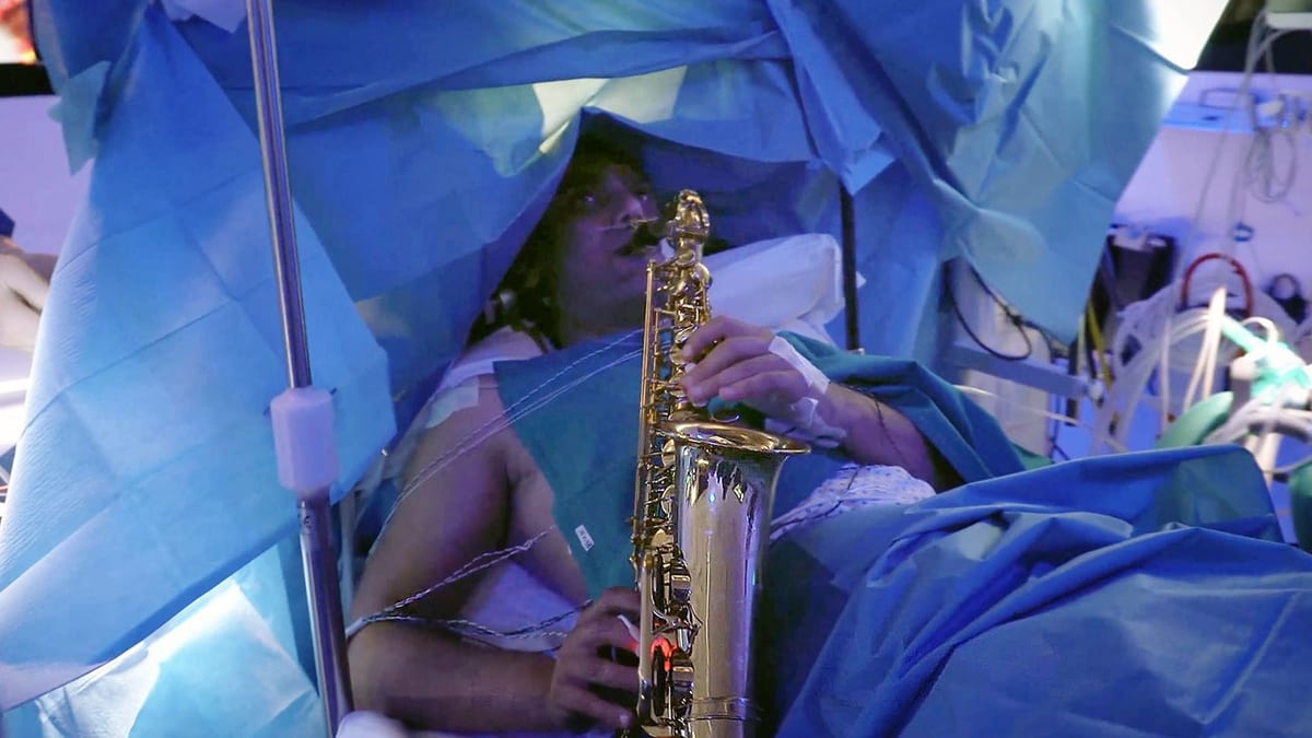 Il joue du saxophone pendant son opération du cerveau !