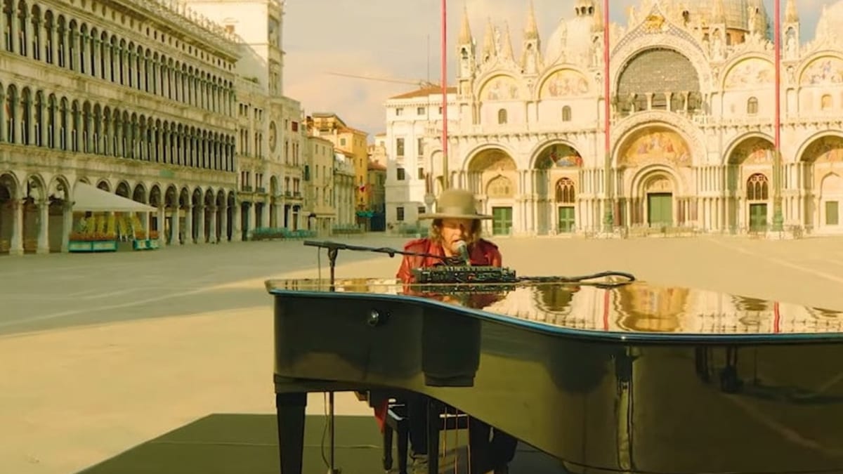Bon anniversaire à Zucchero (68 ans). Revoyez son clip poignant réalisé pendant le confinement à Venise.