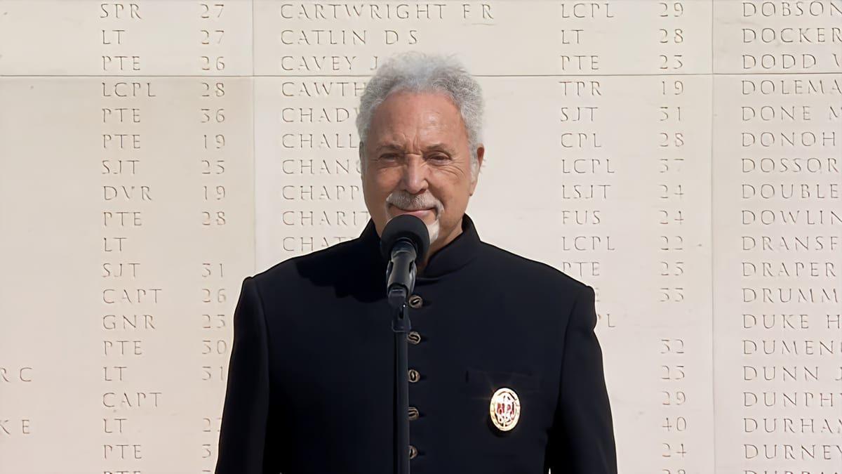D-Day : Le chanteur gallois Tom Jones a interprété avec beaucoup d’émotion “I Won’t Crumble With You If You Fall”