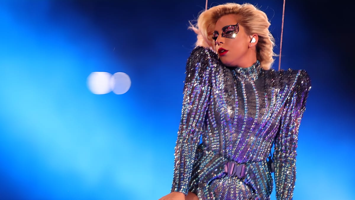 Lady Gaga: Son incroyable performance de la mi-temps du Super Bowl en 2017 !