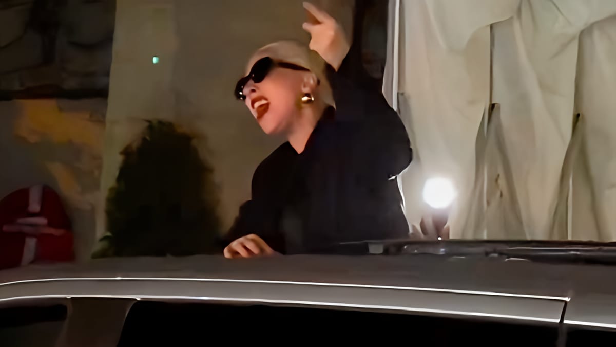 Lady Gaga improvise un concert devant son hôtel. Elle chante son tube “Always Remember Us This Way” A cappella avec ses fans.