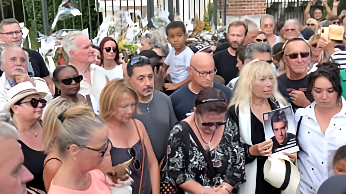 Obsèques d’Alain Delon: Ses fans ont organisé une minute de silence puis chanté en chœur “Paroles, Paroles”