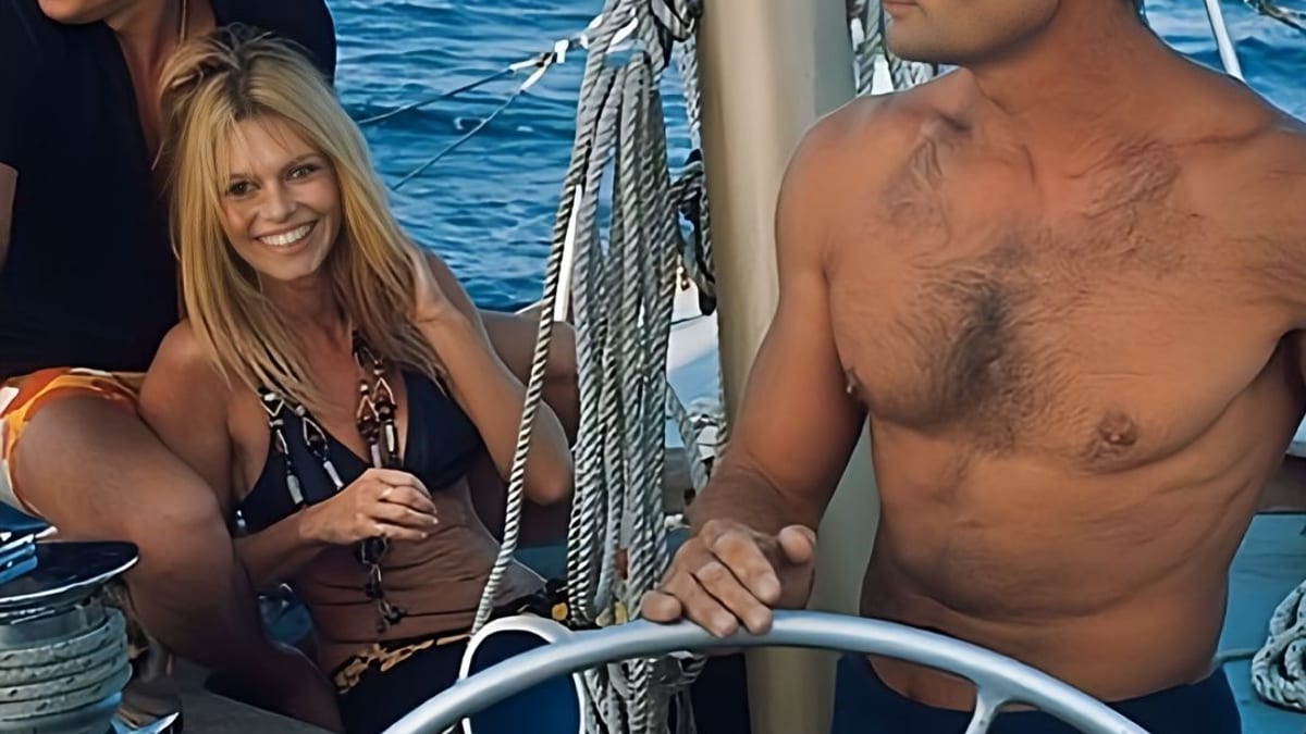 Revoir la séance photos de Brigitte Bardot, Alain Delon et Éric Tabarly à Saint-Tropez en août 1968.