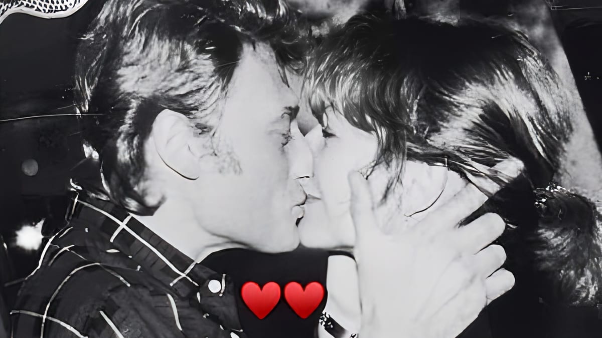 Le cliché posté par Laura Smet – Un tendre baiser entre Johnny Hallyday et Nathalie Baye, ses parents…