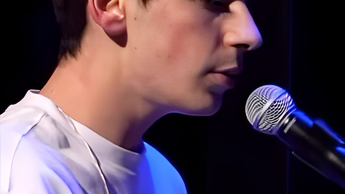Léon, le fils de Patrick Bruel, se produira le 26 juin au Festival des sables, en première partie de Marine.