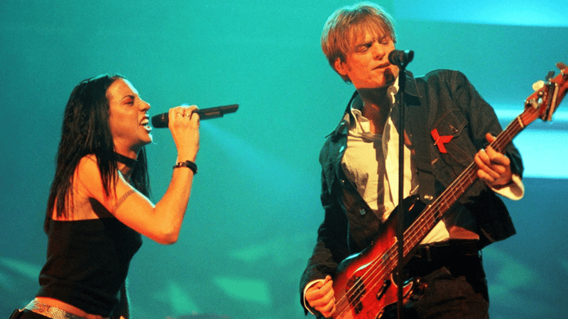 Bryan Adams & Melanie C “When You’re Gone” Live