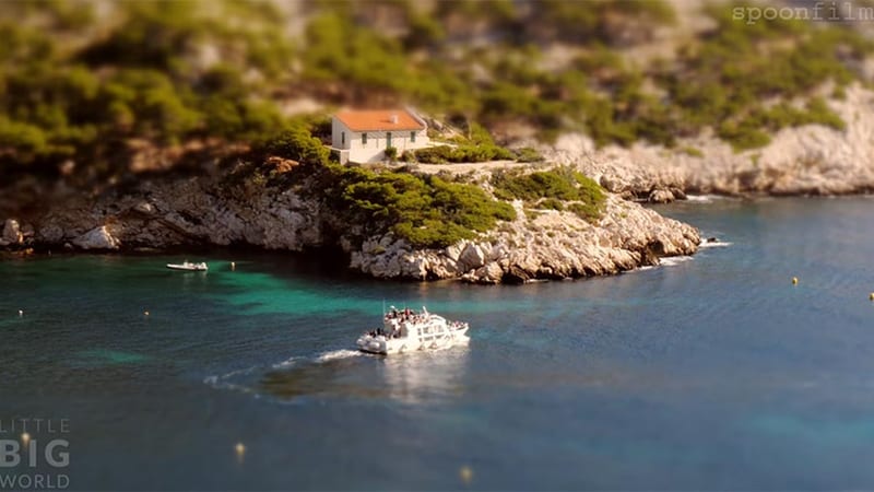 Les calanques de Marseille en version miniature et musique classique.