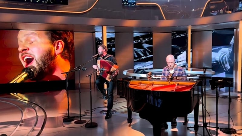 Claudio Capéo chante “Si j’avais su” sur le plateau de 20h30 le dimanche