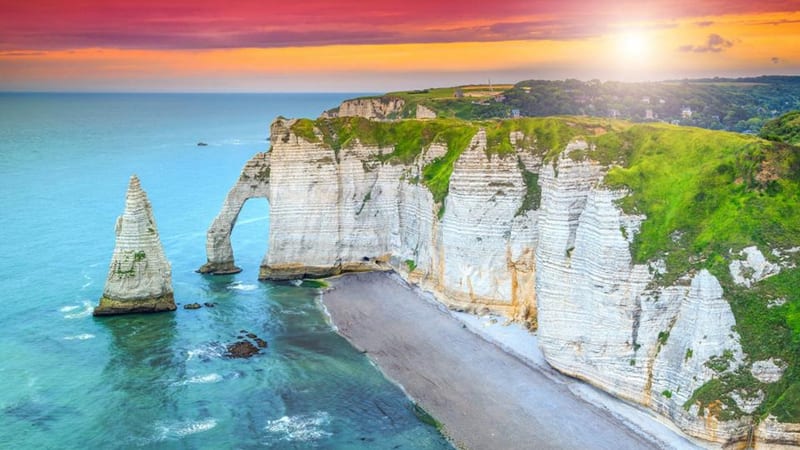 Les falaises d’Etretat, la fierté du littoral normand.