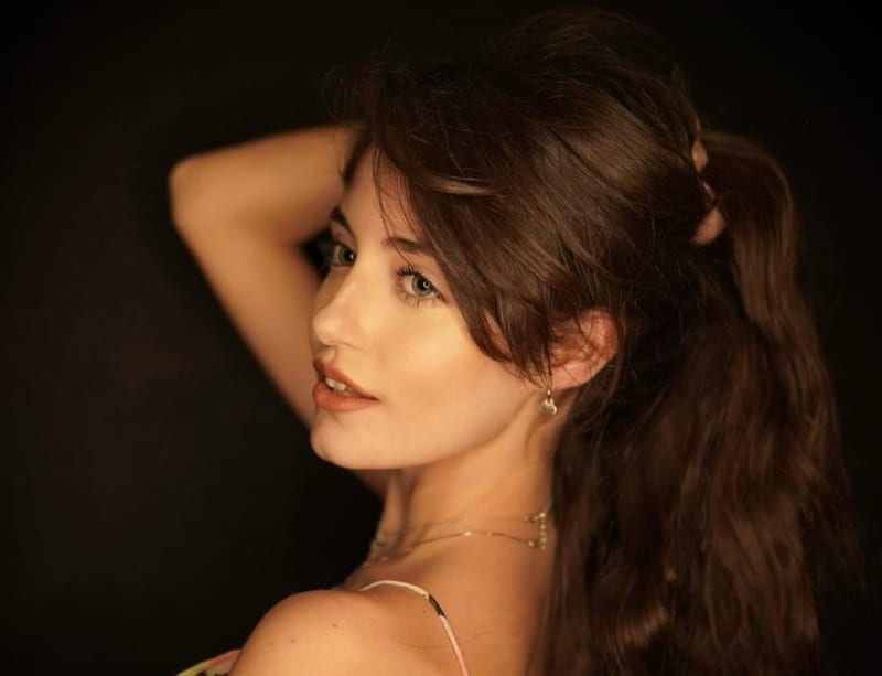 Giulia Falcone reprend “Et si tu n’existais pas” de Joe Dassin et sublime la chanson tout en douceur.