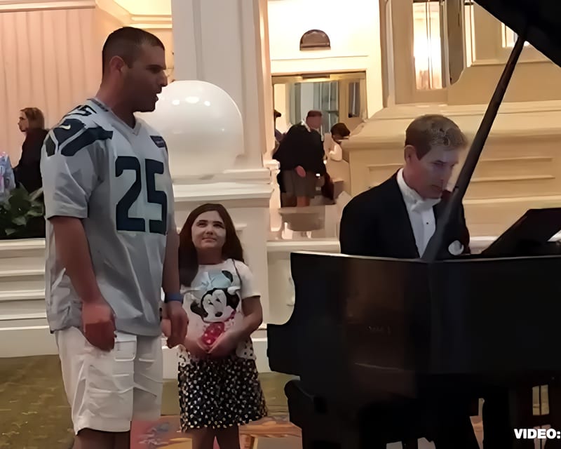 Moment insolite lorsque qu’un papa chante « Ave Maria » à Disney World devant sa fille très fière
