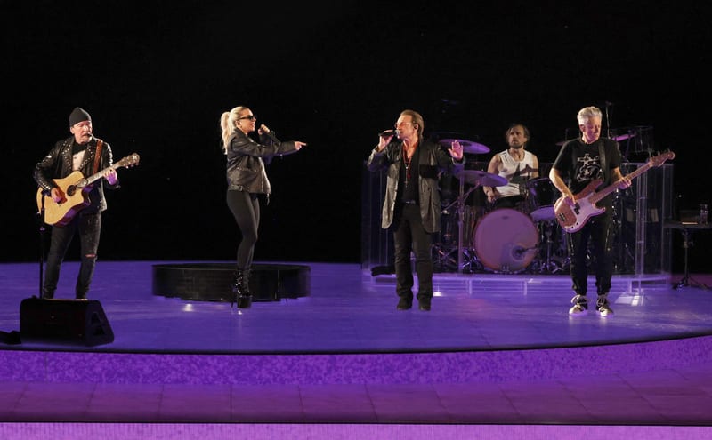Live : Lady Gaga monte sur scène et chante “Shallow” avec U2 à Las Vegas !