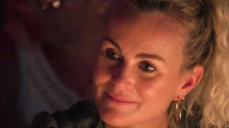 Pour l’Assomption, Laeticia Hallyday, seule et éplorée, s’est rendue avec les fans sur la tombe de Johnny.