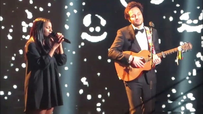 Mentissa et Vianney chantent “Et bam” accompagnés par l’orchestre de Yvan Cassar