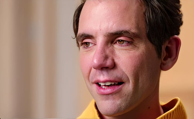 Interview de Mika : En larmes, il évoque sa maman et raconte l’incroyable nuit passée face à son cercueil…