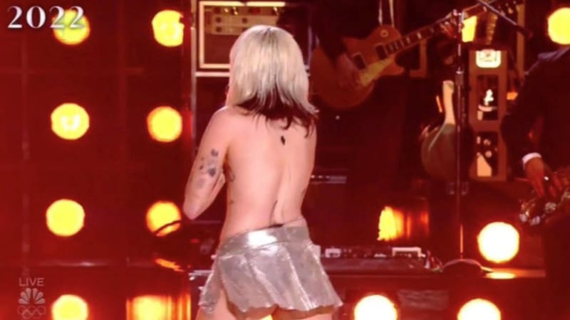 Accident de top pour Miley Cyrus qui a bien failli se retrouver seins nus au concert du Nouvel an.