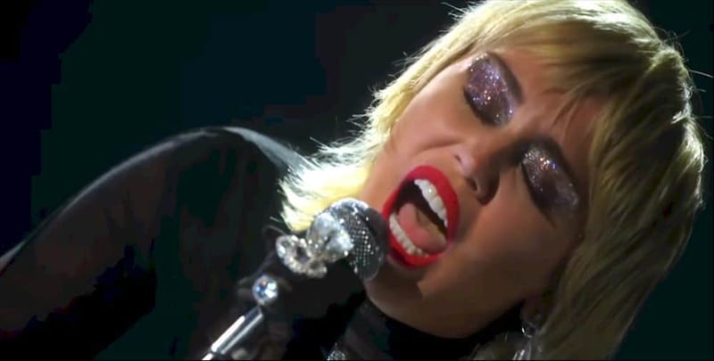 Miley Cyrus. Sa reprise de “Heart of Glass” cartonne.