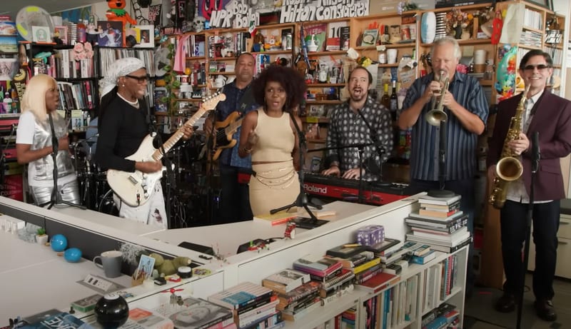 Nile Rodgers & CHIC : Un petit concert Live derrière un bureau… C’EST DE LA BOMBE !!!