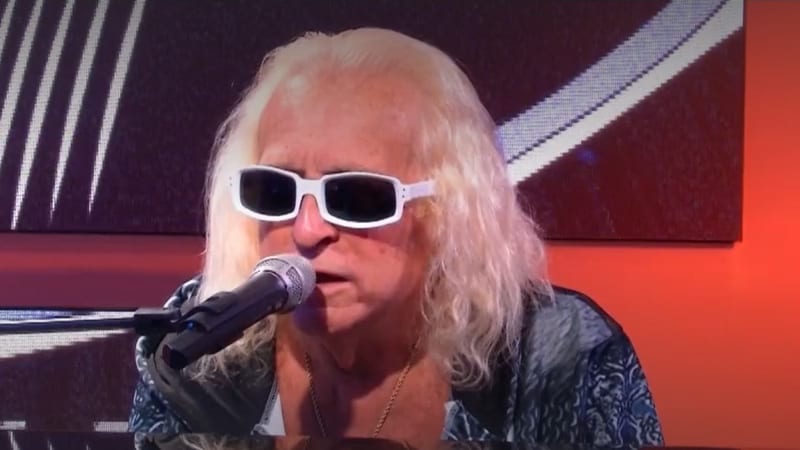 C à Vous : Michel Polnareff chante “Lettre à France” en Live