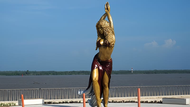 Une statue de 6,5 mètres à l’effigie de Shakira a été inaugurée dans sa ville natale de Barranquilla, en Colombie.