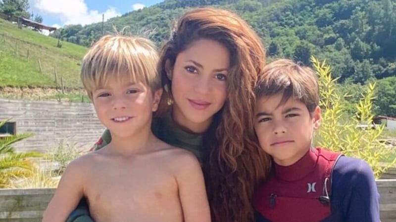 Shakira chante avec ses fils Milan et Sasha. Découvrez le clip “Acróstico”.