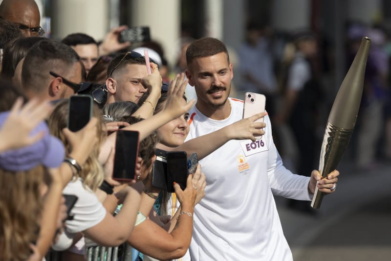 Matt Pokora, fier de porter la flamme olympique, chez lui, à Strasbourg
