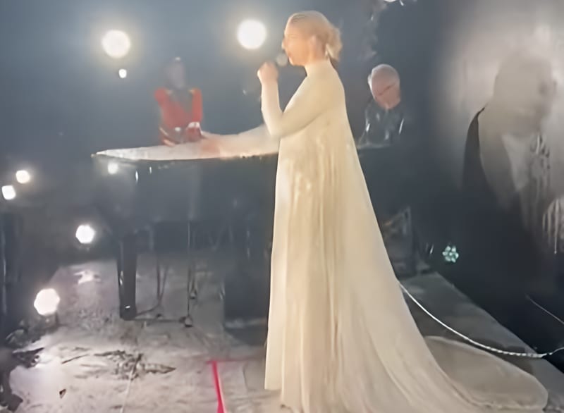 Vidéo incroyable : La répétition de Céline Dion à 3h du matin la veille de l’ouverture des jeux. La chanteuse est assurée par une corde et elle chante sous une pluie battante.