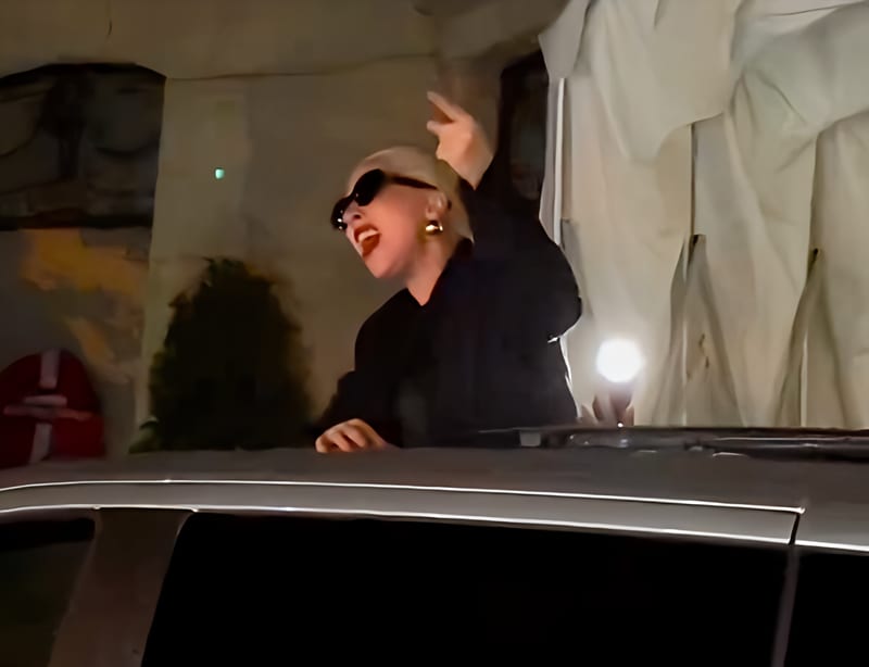 Lady Gaga improvise un concert devant son hôtel. Elle chante son tube “Always Remember Us This Way” A cappella avec ses fans.