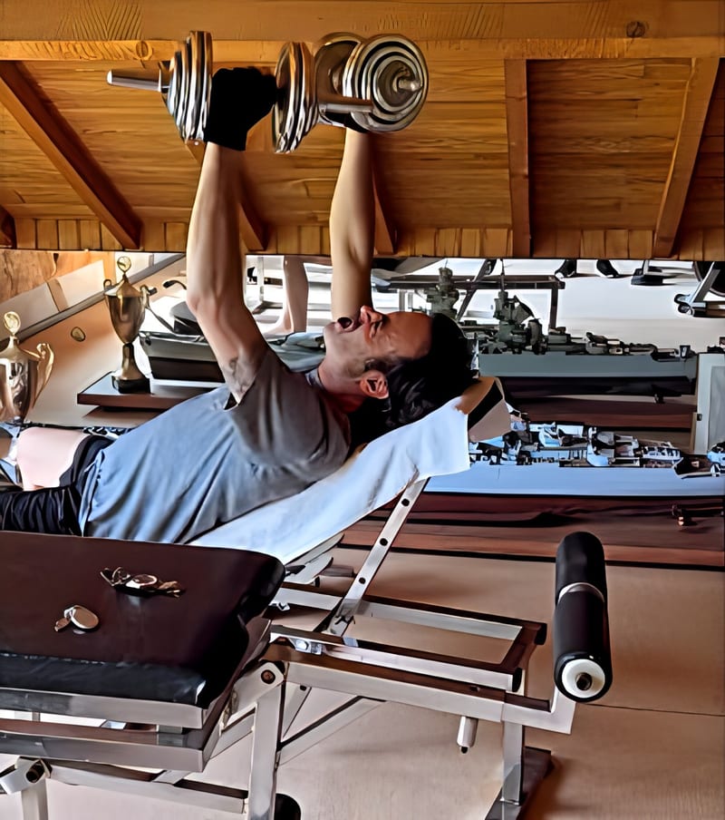 Anthony Delon à Douchy : Séance de sport en salle de musculation…
