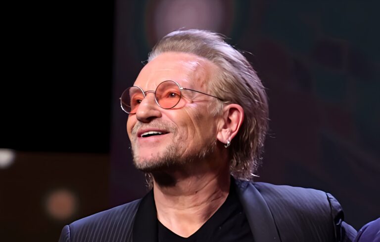 Bon anniversaire à Bono du groupe U2 (64 ans). Revoyez son concert surprise donné dans le métro de Kiev le 8 mai 2022. - bono 2