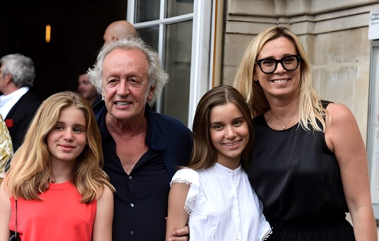 Bon anniversaire à Didier Barbelivien (70 ans), avec son épouse Laure et leurs jumelles Louise et Lola. - didier barbelivien 3