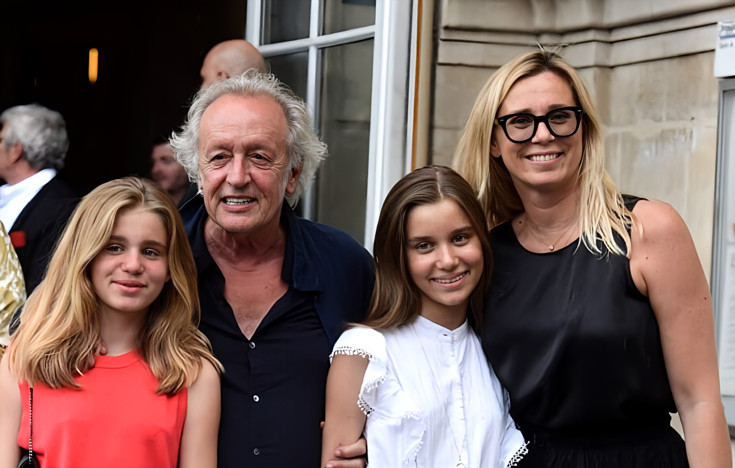 Bon anniversaire à Didier Barbelivien (71 ans), avec son épouse Laure et leurs jumelles Louise et Lola.