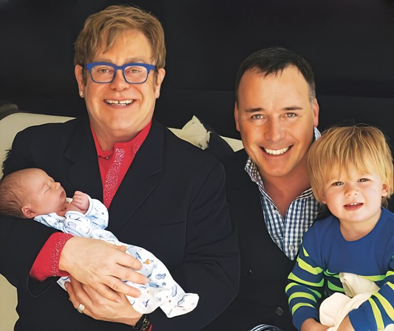 Bon anniversaire à Elton John (77 ans). Lui et son mari David Furnish ont deux fils issus de la même mère porteuse. - elton john 2