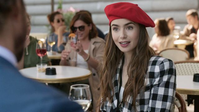 Emily in Paris (Netflix) : ces clichés sur la France qui enflamment les  réseaux sociaux - News Séries à la TV - AlloCiné