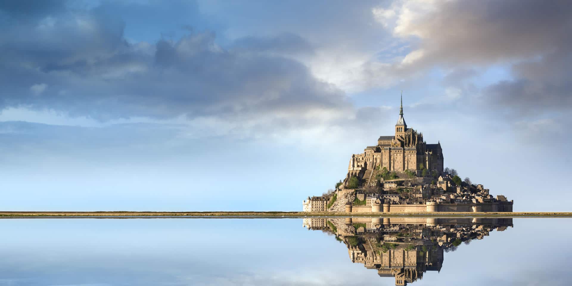 Le mont se reflete dans l'eau