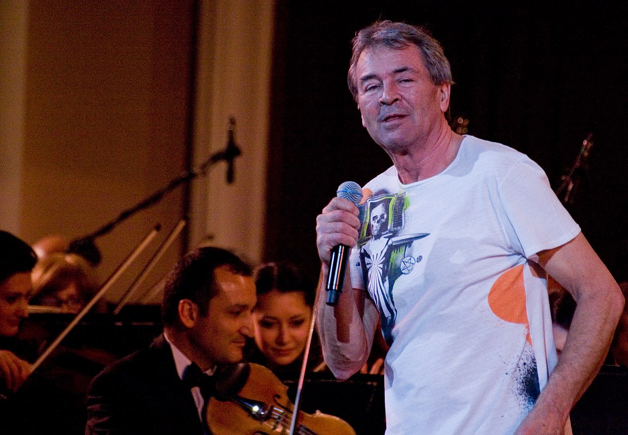 Fichier:Ian-Gillan-with-Armenian-State-Philharmonic-Orchestra ...