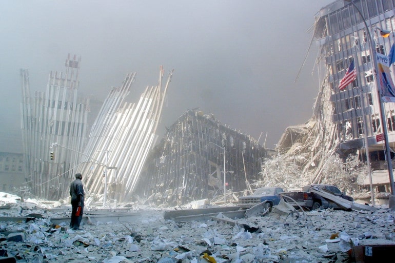 Il y a 20 ans, 8h46... l'enfer ! - 1319733 un homme deambule dans les decombres du world trade center le 11 septembre 2011