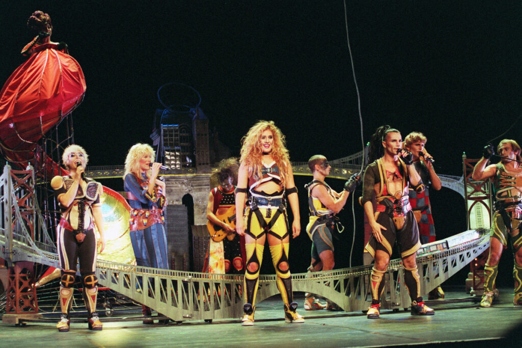 Starmania revient à Paris à partir du 8 novembre puis en tournée dans toute la France. - 1402518 luce dufault et bruno pelletier sur la scene du theatre mogador en 1993 pour le spectacle starmania