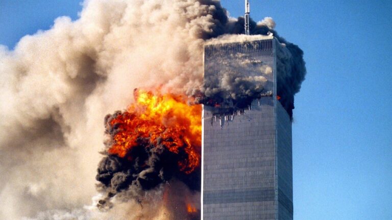Vidéo du 11 septembre 2001: Une tête se dessine au travers d'un lampadaire au moment de l'effondrement ! - 2001