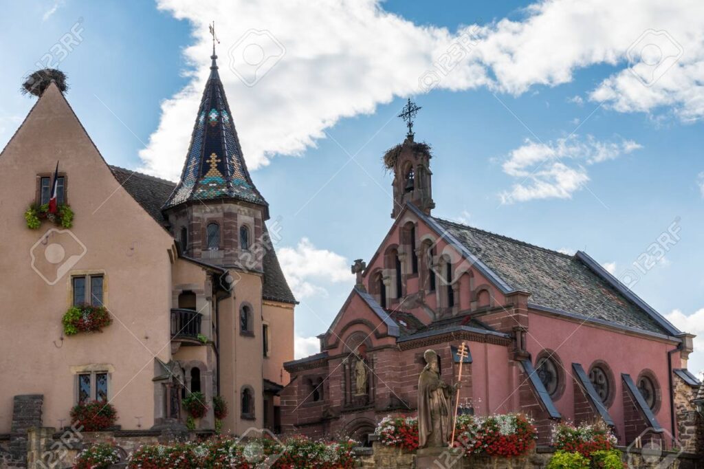 On vous emmène visiter en musique Eguisheim magnifique village d'Alsace - 46383281 chateau et leon eglise st a eguisheim en haut rhin alsace france