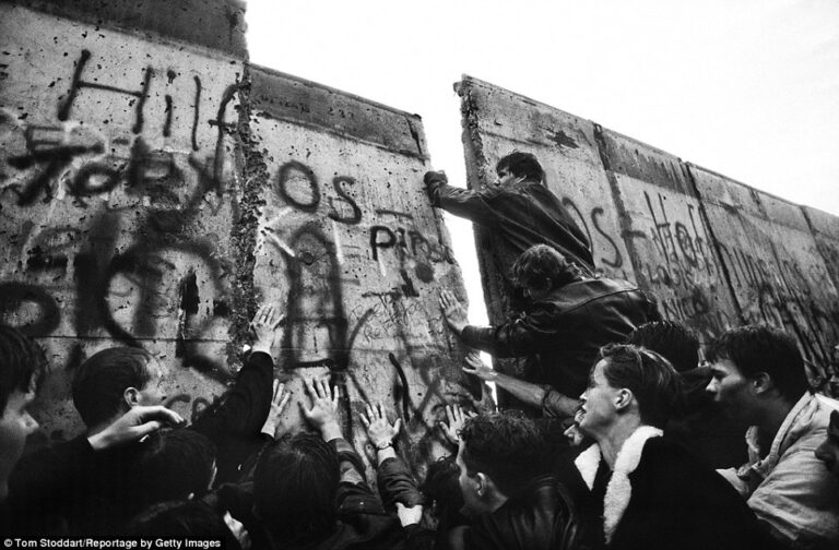 Scorpions - "Wind Of Change" - Symbole de la chute du mur de Berlin le 9 novembre 1989. - 537d141f78052e9ee9638abfcdcf53dc 964x633x1