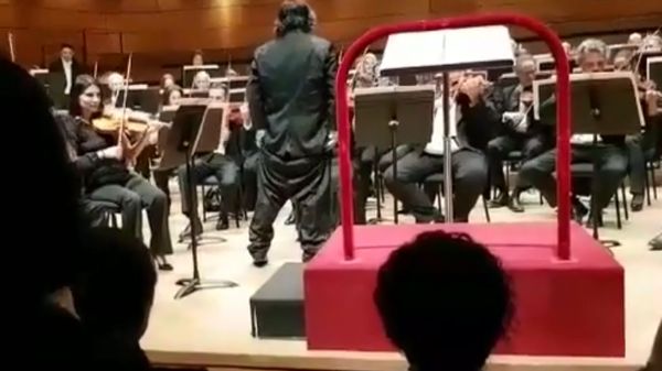 ça tombe mal! Le chef d'orchestre Muhai Tang perd son pantalon en plein concert avec l'orchestre de la Scala de Milan. - 600x337 direttore d orchestra perde pantaloni anni fa travolse soprano 1