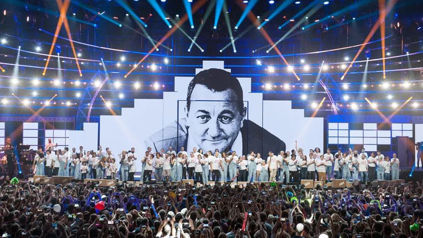 Les Enfoirés dévoilent leur clip de l&rsquo;hymne 2020: « A côté de toi »