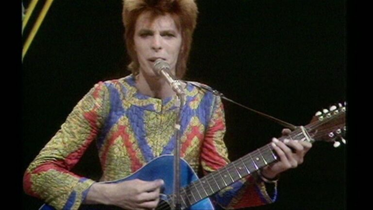 David Bowie - "Starman" 1972 . Le petit bijou de David Bowie sublimé par le parfum "Bleu" de Chanel. - 87612071 87612070