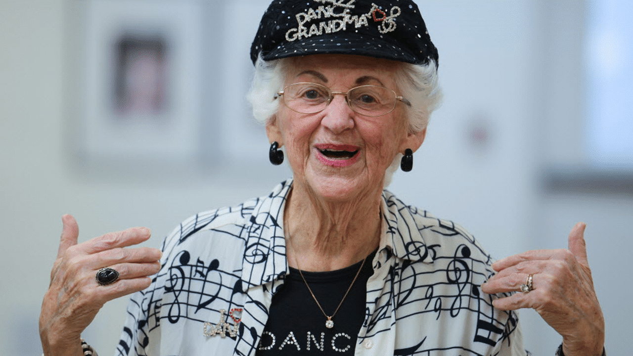 Shirley Goodman fête ses 98 ans en dansant des claquettes…