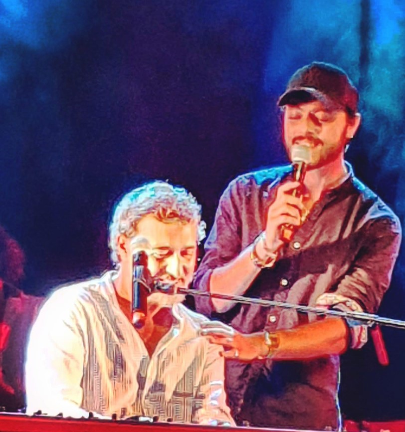 Daniel Lévi : Sa veuve publie une photo très émouvante du chanteur avec son fils Abel sur scène. - abel levi